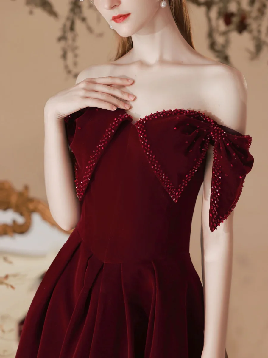 Snygg Off The Shoulder Burgundy Velvet balklänning - Bild 3