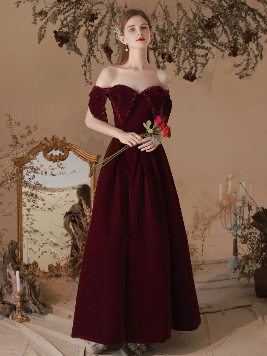 Snygg Off The Shoulder Burgundy Velvet balklänning