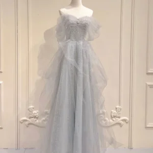 Flowy ljusgrå axelbandslös Maxi Boho balklänning
