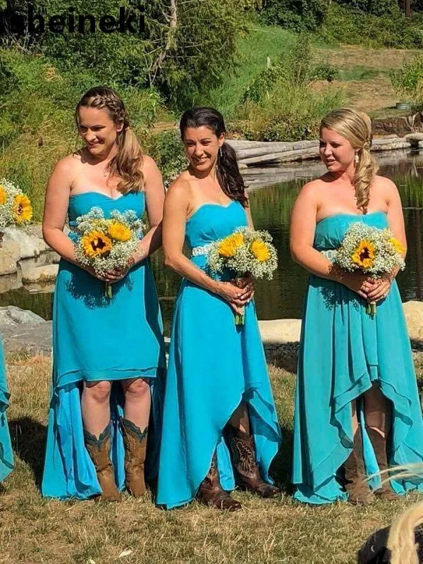 Lantlig Hi-Lo axelbandslös brudtärnklänning med stövlar - Bild 2