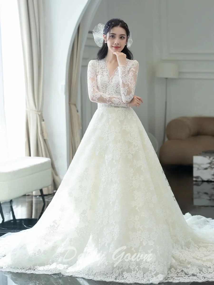 Modest Long Sleeve V-Neck A-line Lace Wedding Dress - Bild 3