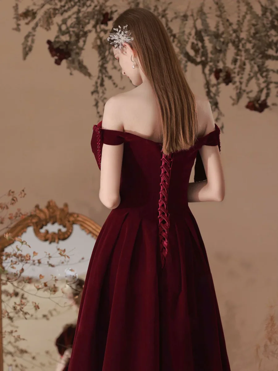 Snygg Off The Shoulder Burgundy Velvet balklänning - Bild 4