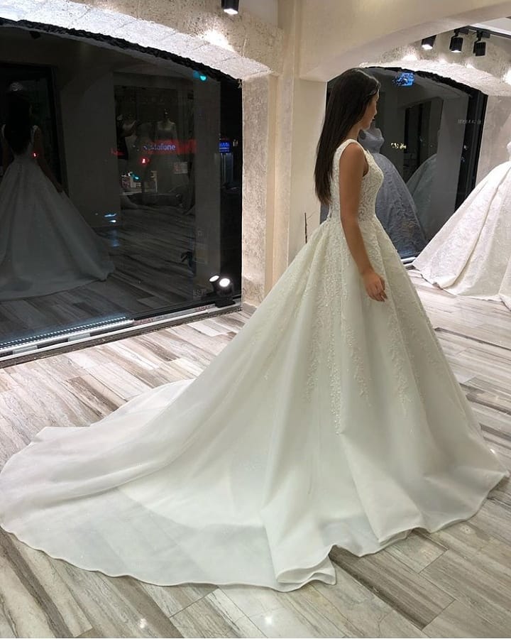 Elegant A-Line V-Neck Lace Wedding Dress, Sleeveless, Long, with Court Train - Bild 4