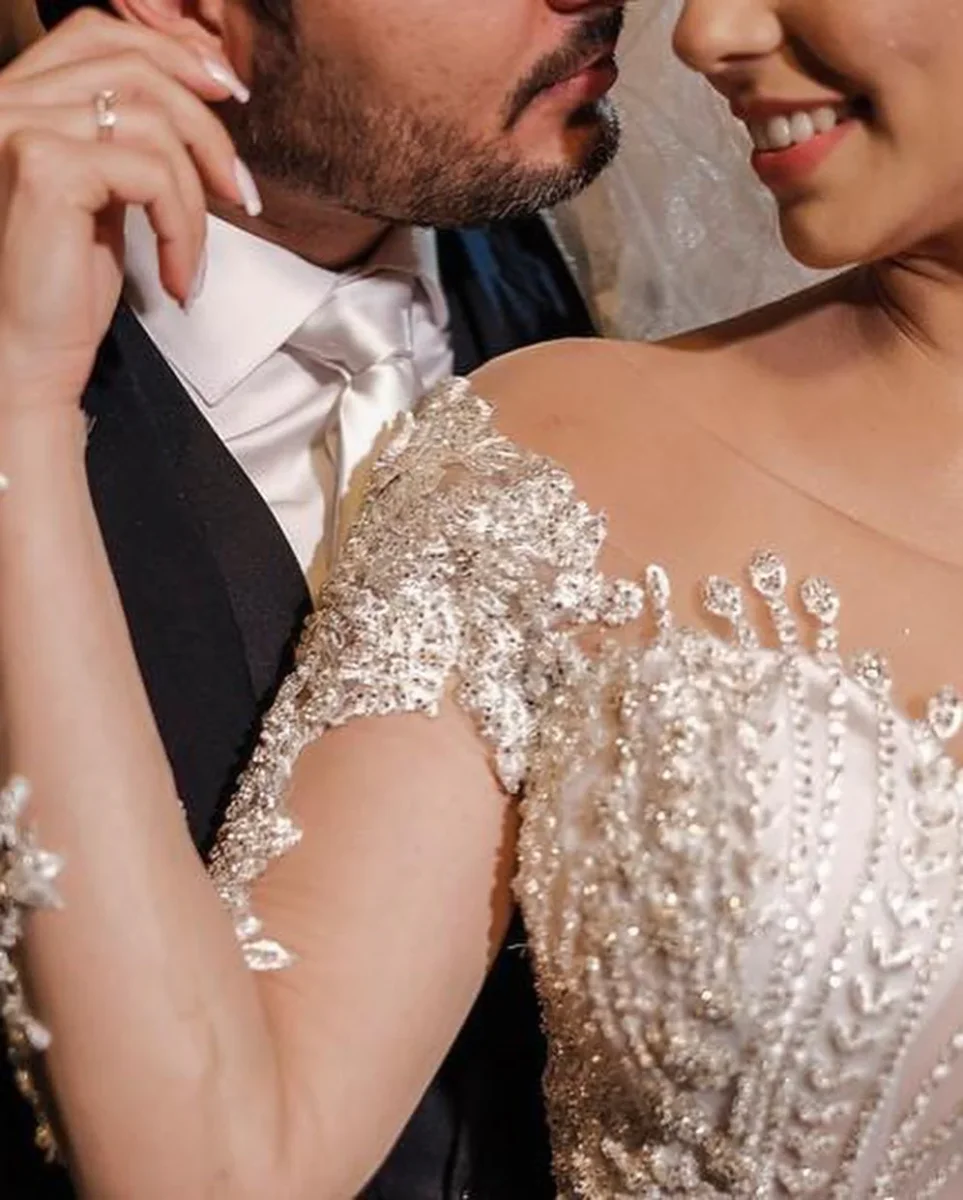 Elegant Off-Shoulder Long Sleeve Mermaid Wedding Gown with Exquisite Lace Appliques - Bild 9